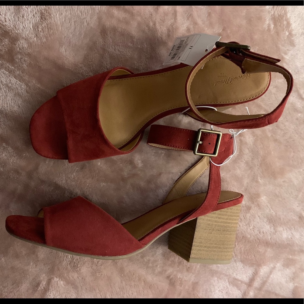 Burnt red small heeled shoes